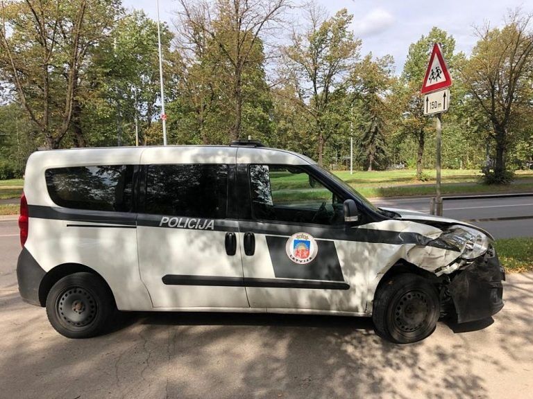 ФОТО: в Риге полицейская машина попала в аварию