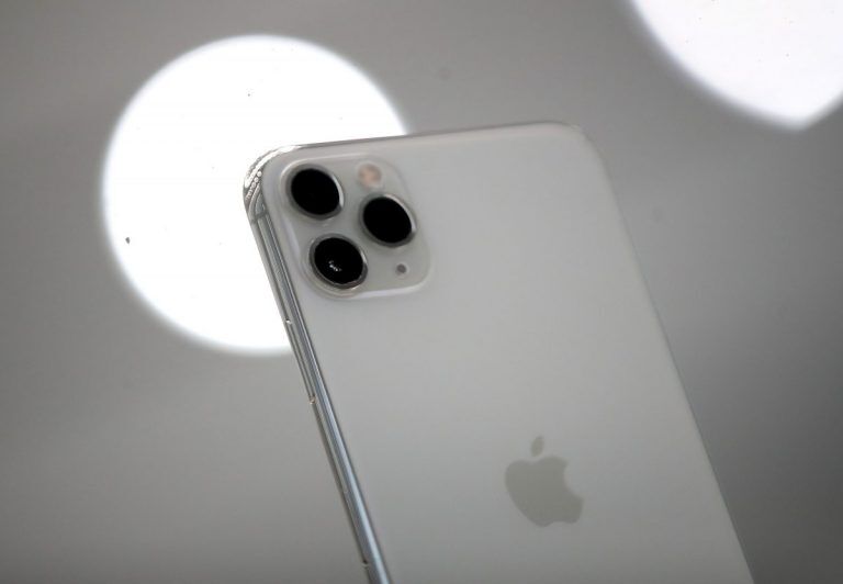 Есть 1200 евро? В России продают места в очередях за новыми iPhone