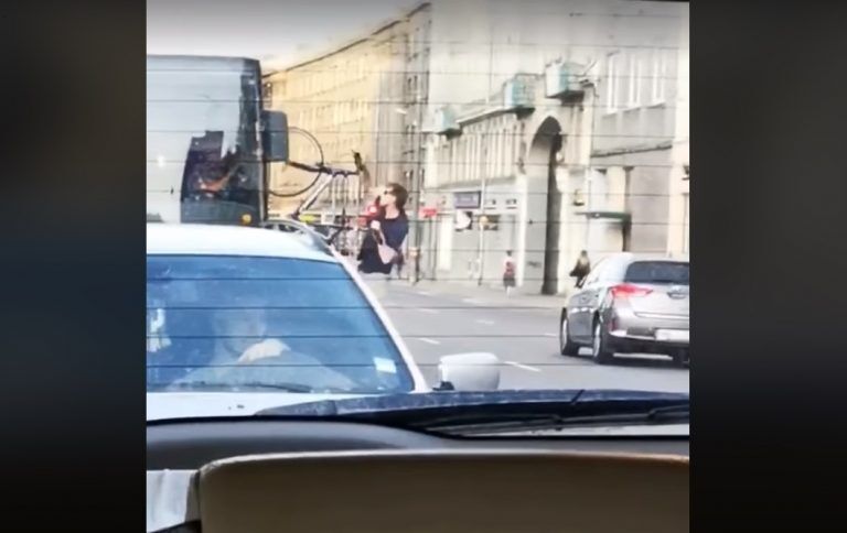 ВИДЕО: в Риге мужчина при помощи велосипеда выбил окно трамвая