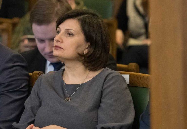 Министр о повышении зарплат медикам: могу хоть на голове стоять, но решение принимают пять партий