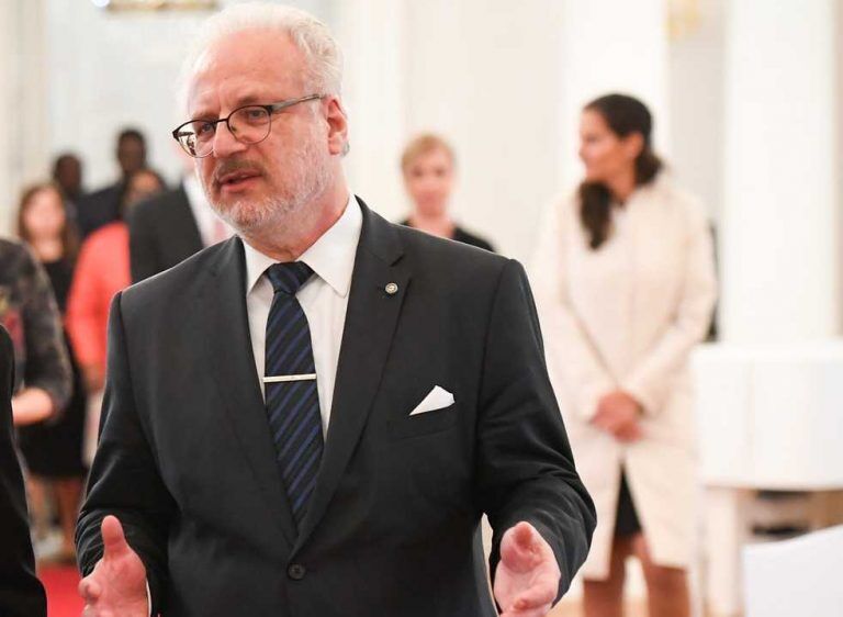 Президент видит в соцсетях угрозу для демократии