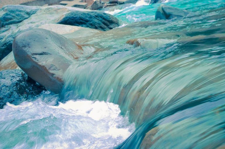 Американцы спаслись с вершины водопада с помощью письма в бутылке