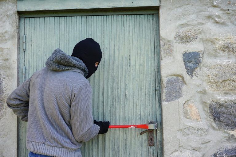За сутки в Рижском регионе обокрали три квартиры, угнали машину и 7 велосипедов