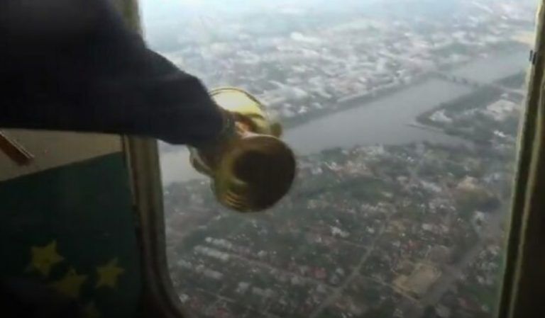 Российские священники из самолета освятили город для борьбы с пьянством и блудом