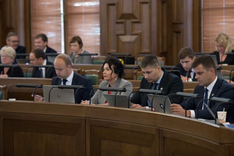 Депутат Сейма: будем выскребать министров из их скорлупок