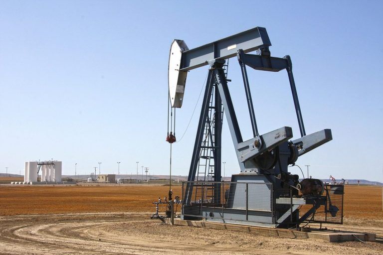 Саудовская Аравия из-за атаки дронов вдвое сократила добычу нефти