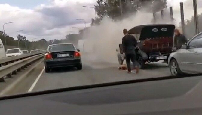 ВИДЕО: в Риге загорелся ретро-автомобиль