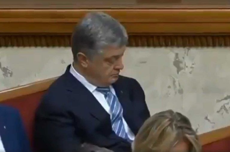 Порошенко уснул на заседании Рады