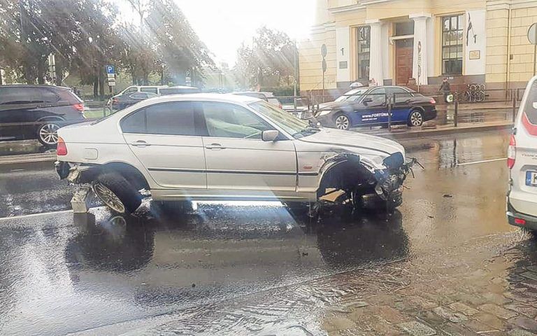 Авария возле Центрального рынка: BMW пришлось увозить эвакуатором