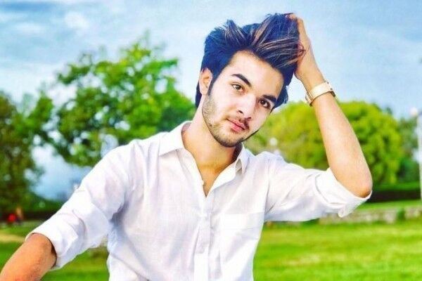 Блогер вместе с друзьями погиб в автокатастрофе в прямом эфире