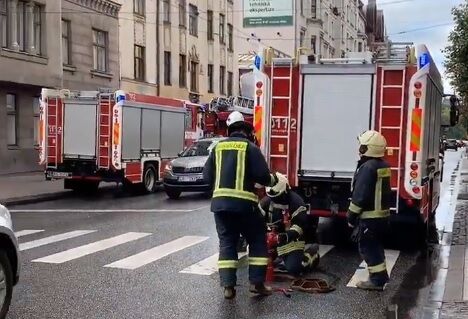 Пожарные, полицейские, «скорая»: в центре Риги произошло задымление