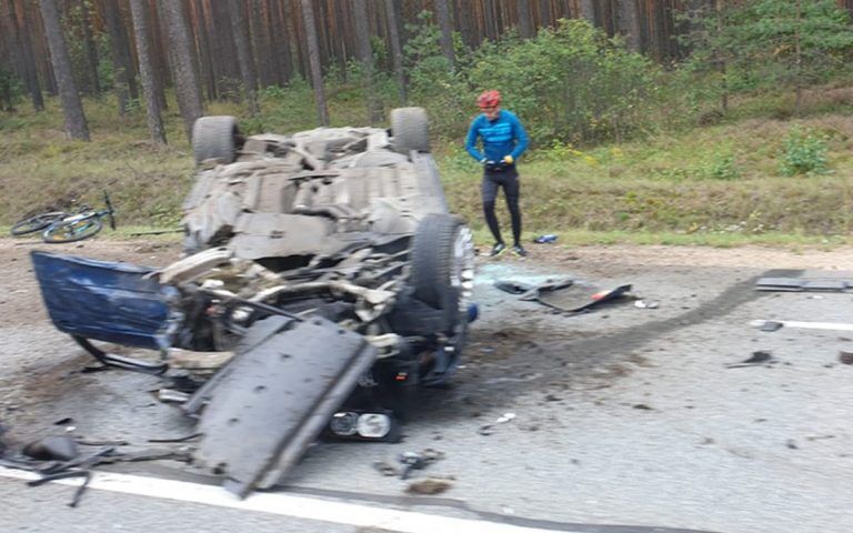 ФОТО: на Таллинском шоссе крупное ДТП с участием грузовика и микроавтобуса