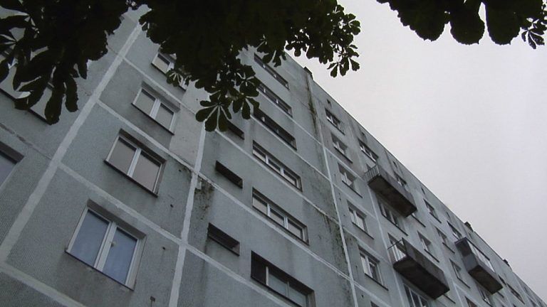 Трагедия в Пурвциемсе: мужчина выпал из окна 9-го этажа — возможно, намеренно