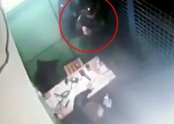 ВИДЕО +18: момент расстрела двух полицейских в Москве