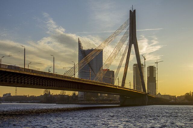 Смертельное ДТП: водитель микроавтобуса врезался в перила Вантового моста и погиб на месте