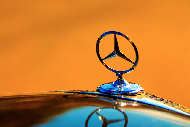 В Риге сожгли Mercedes наркоторговца