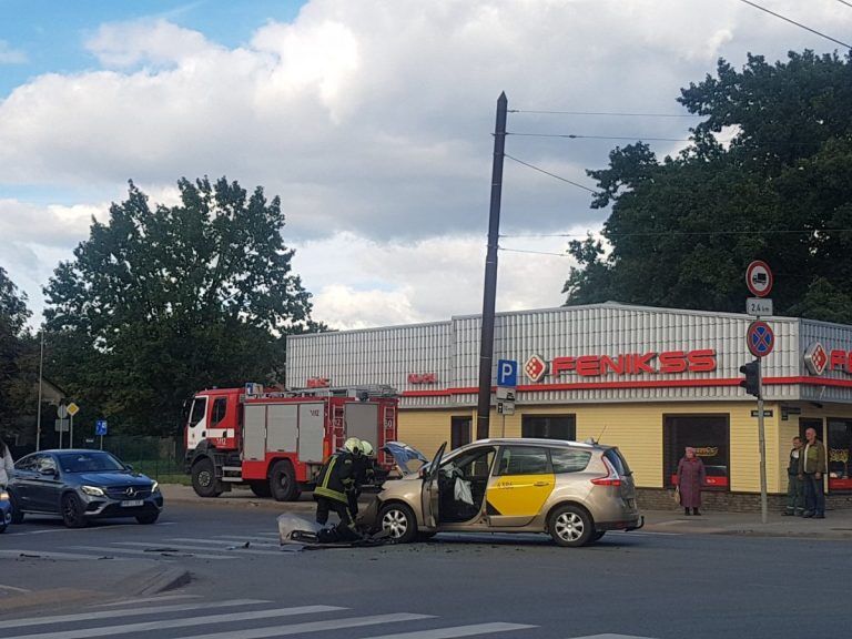 ФОТО: на Бривибас такси столкнулось с «легковушкой»