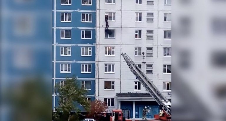 ВИДЕО: мужчина вытащил девушку из окна горящей квартиры в Нижневартовске