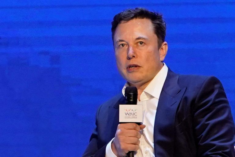 Kak tebe takoe, Elon Musk?: у офиса SpaceX в Калифорнии появился новый билборд