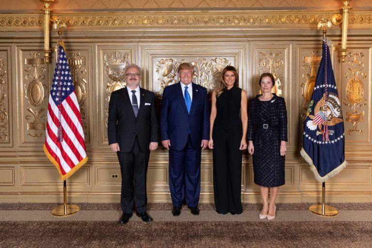 Фото дня: Левитс с женой встретился с президентом США Трампом и его супругой