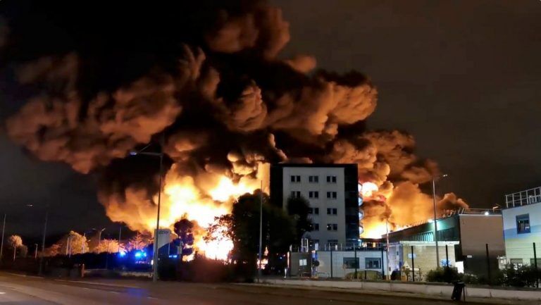 Пламя и взрывы:  во Франции вспыхнул пожар на химзаводе