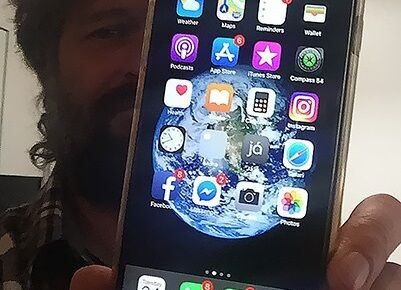 Фотограф уронил iPhone с самолета в Исландии. Его вернули — он работает!