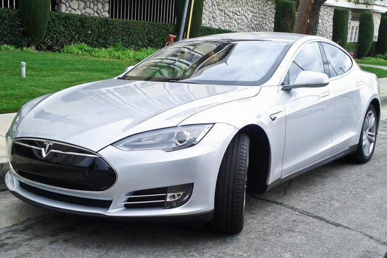 Полицейский электромобиль Tesla не смог продолжить погоню из-за того, что разрядился