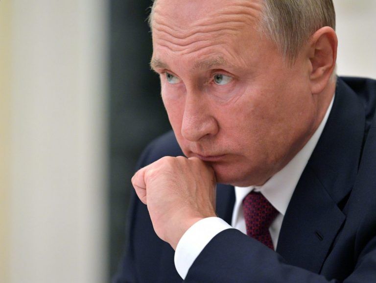 СМИ: у Путина есть толстый телефон и прослушка невозможна
