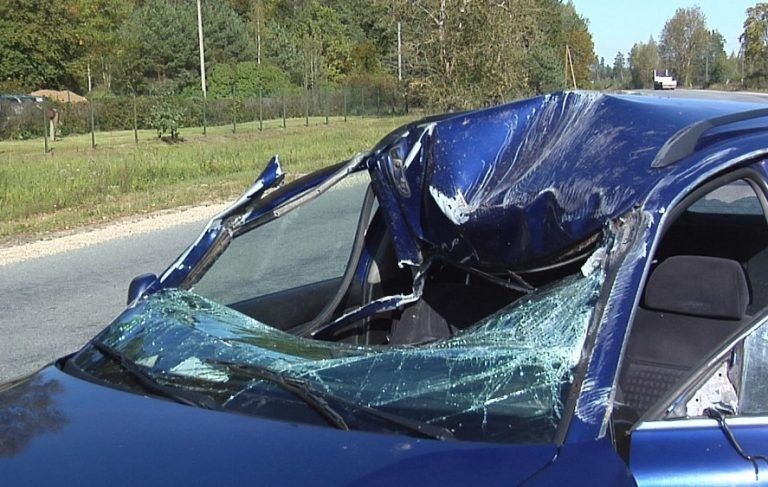 Всмятку: водитель под Ригой пытался избежать столкновения с животным