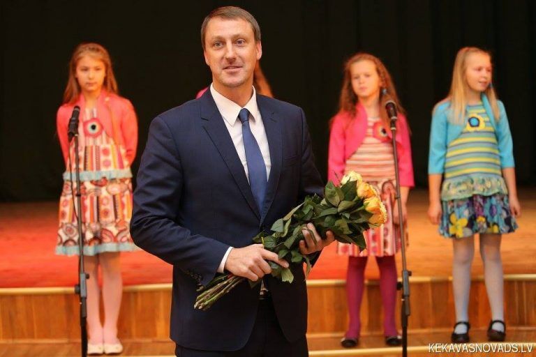 Обвиняемый во взяточничестве вице-мэр Кекавы все отрицает, но покидает должность