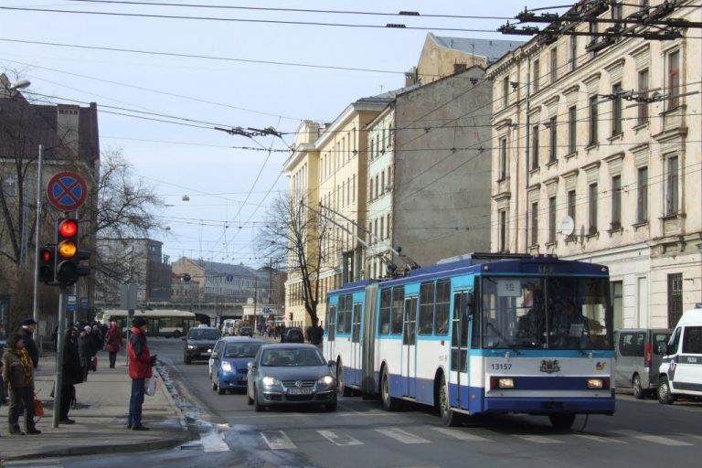 «Привези меня скорее домой»: рижские рокеры спели о 15-м троллейбусе