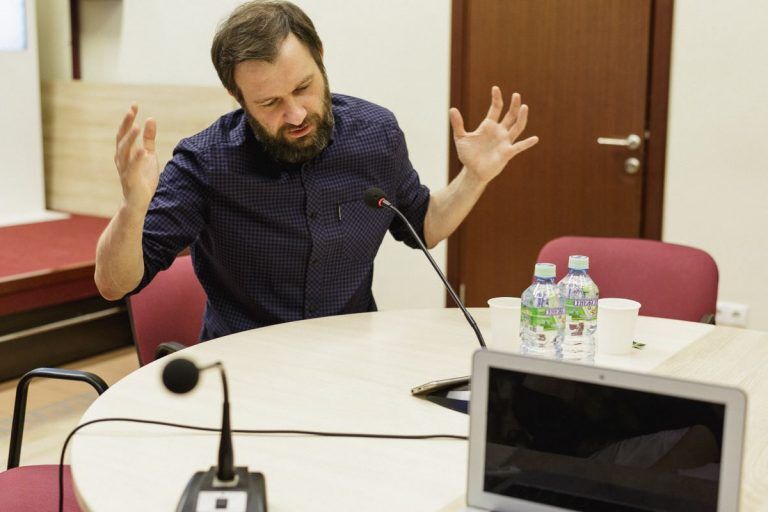 Лошак: в России за убийство сажают на 2 года, а за твит в интернете на 5 лет