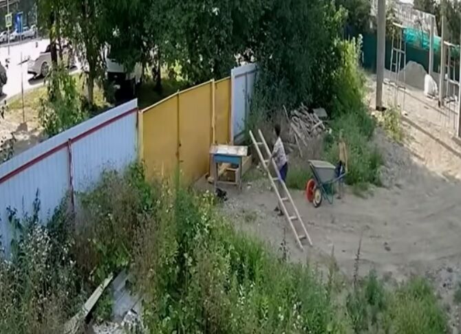 Это очень смешно: видео кражи садовой тачки подростками стало хитом
