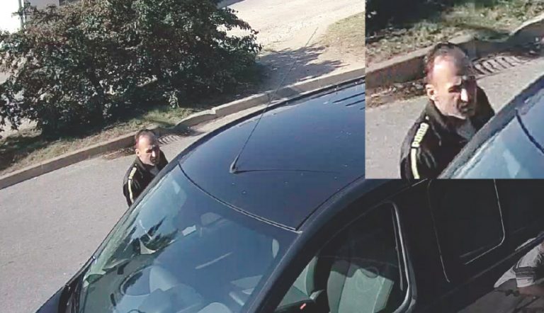 ФОТО: полиция ищет мужчину, укравшего в Риге из автомобиля сумку