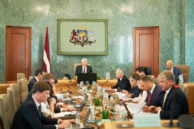 Политолог: отставки правительства не будет, о бюджете договорятся