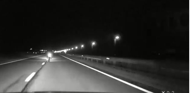 ВИДЕО: пьяный мотоциклист в Лиепае убегал от полиции на скорости в 216 км/ч
