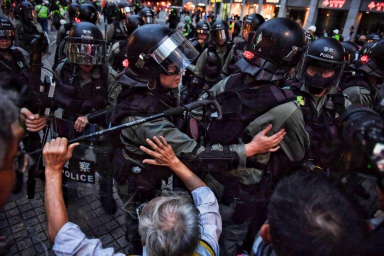 Полиция Гонконга предупредила протестующих о зачистке в районе аэропорта