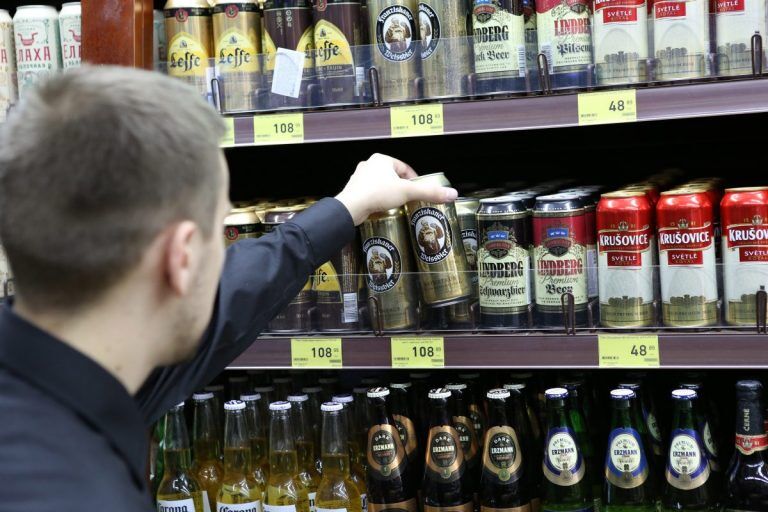 Полиция Риги рассказала, что происходит с конфискованным в ходе контрольных закупок алкоголем