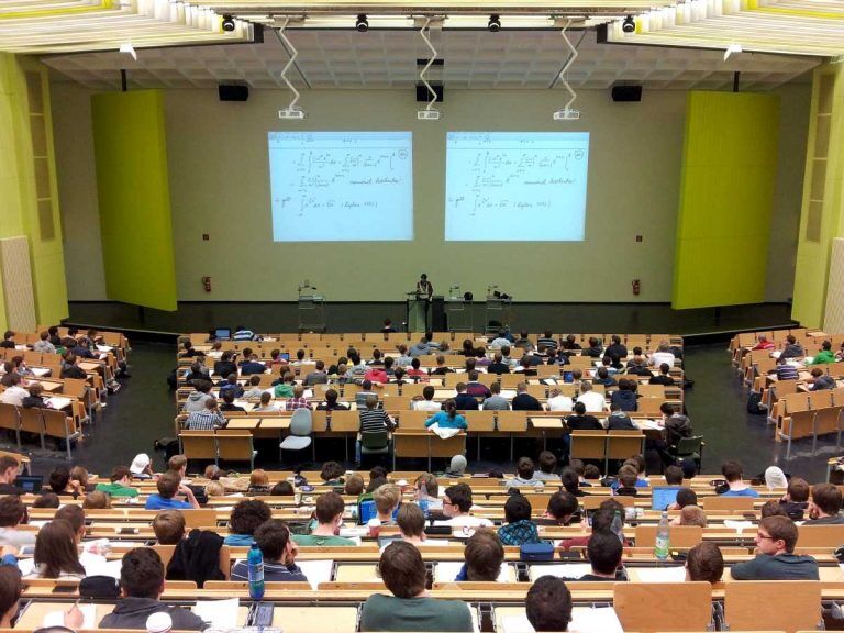 ОЭСР: в Латвии высшее образование одно из самых дорогих в Европе