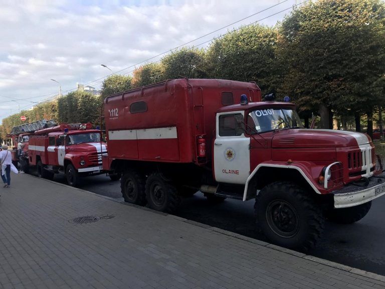 «Работаем на них до сих пор!»: к зданию Кабмина пригнали советские пожарные машины