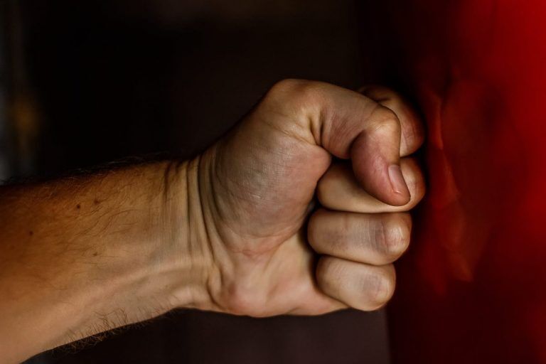 Смерть от побоев каждые три дня: во Франции решили жестко бороться с домашним насилием