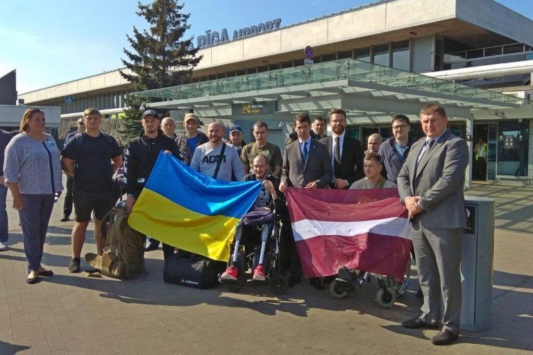 На реабилитацию в Латвию прибыли раненные украинские военные