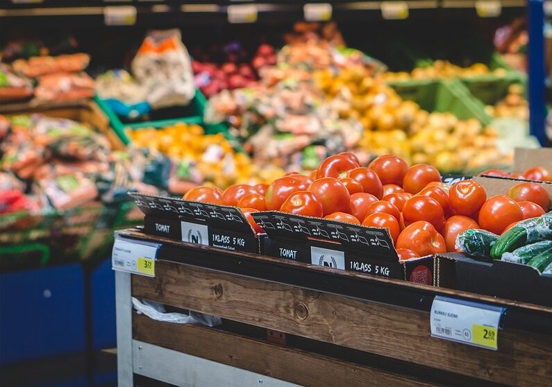 Продукты, одежда, энергия: как в Латвии за год подорожали товары и услуги