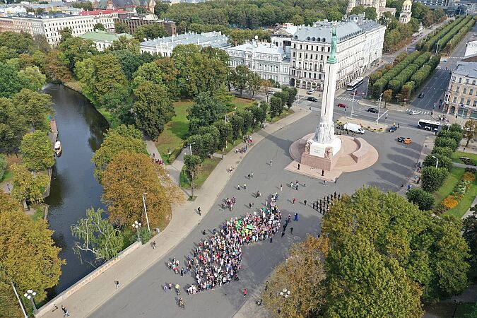 В Риге прошло шествие в честь Дня отцов: участие приняли сотни семей