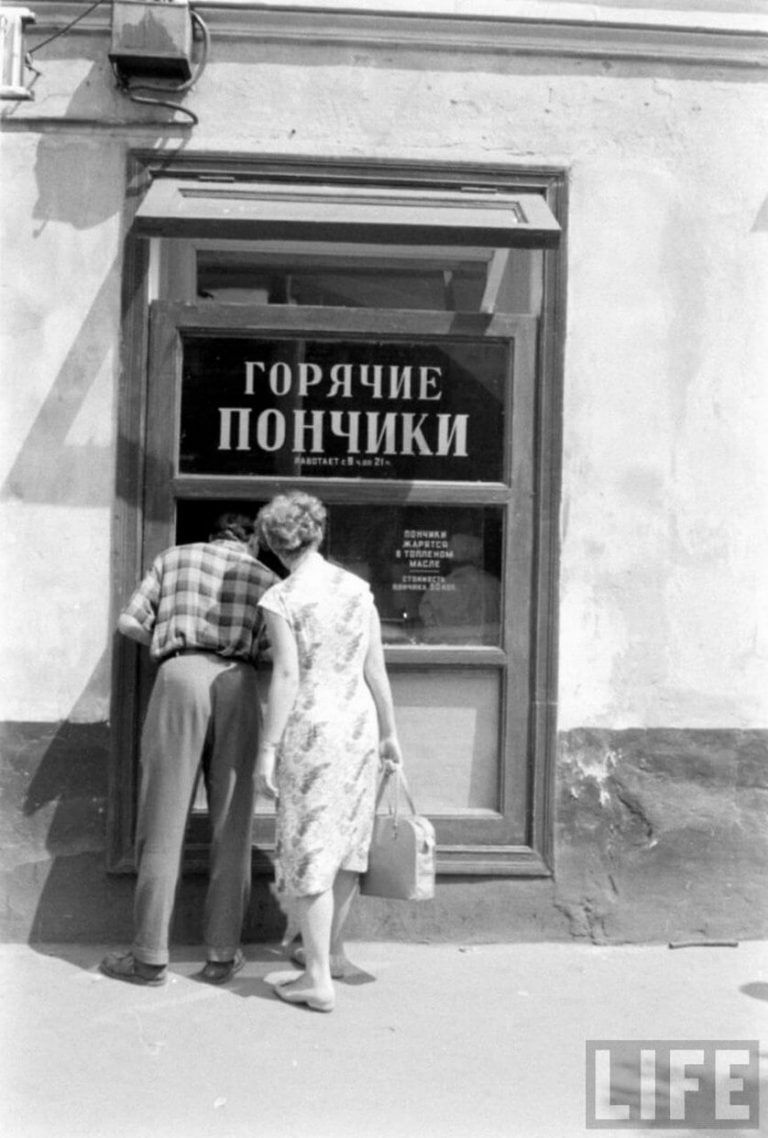 1960 год в витринах московских магазинов (29 фото)