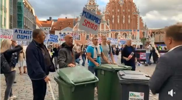 Контейнеры и мешки с отходами у Рижской думы: протест против «мусорной монополии»