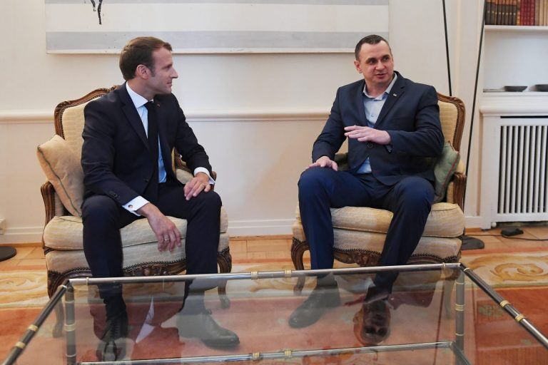 Президент Франции встретился с Сенцовым, режиссер подарил Макрону тюремную кружку