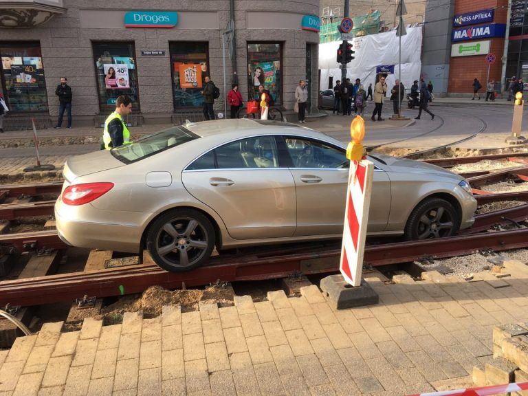 ФОТО: водитель Mercedes в центре Риги решил проехаться по рельсам, но застрял