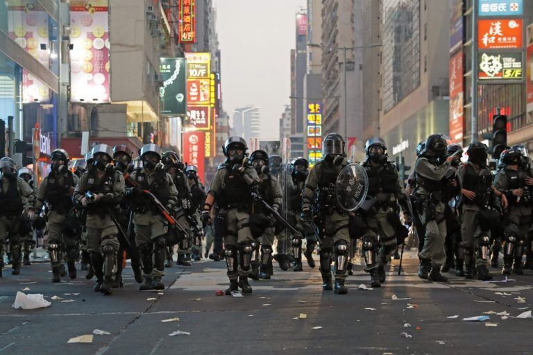 Подросток получил серьезные ранения во время протестов в Гонконге: полиция впервые применила огнестрельное оружие
