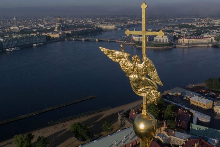Пакуем чемоданы: как Петербург рубит новое окно в Европу с помощью виз, хостелов и лоукостеров 